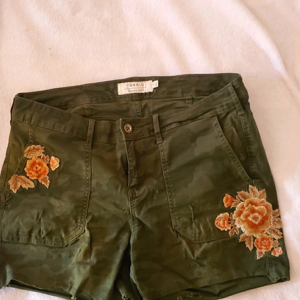 Shorts with embroidery flowers